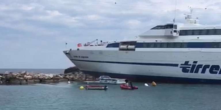 ISOLE TREMITI, LA MOTONAVE DELLA TIRRENIA FINISCE SUGLI SCOGLI DI SAN DOMINO