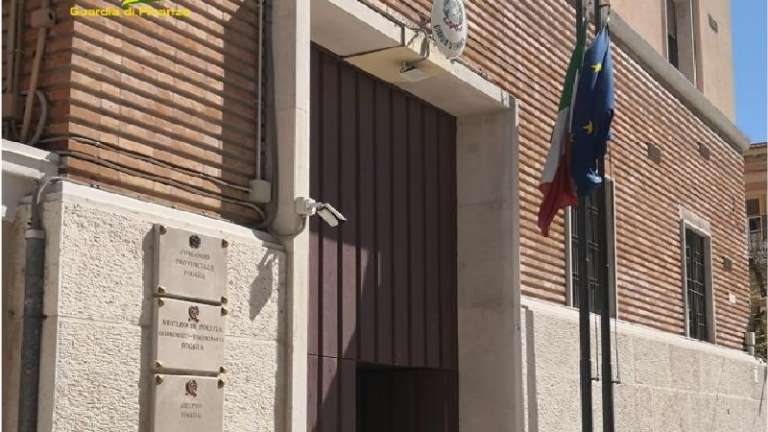 GDF: TRUFFA ALLO STATO E RIVELAZIONE DI SEGRETO D’UFFICIO. ARRESTATO FUNZIONARIO DELLA POLIZIA LOCALE