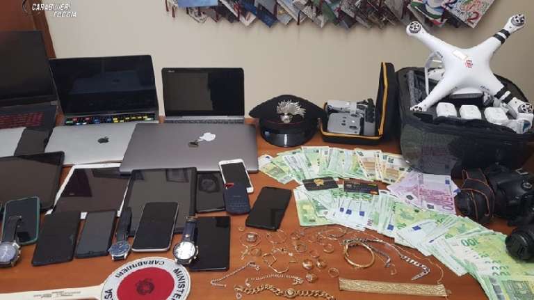 7 ARRESTI. SEQUESTRATA DROGA, DENARO, PC, CELLULARI, OROLOGI E MONILI IN ORO