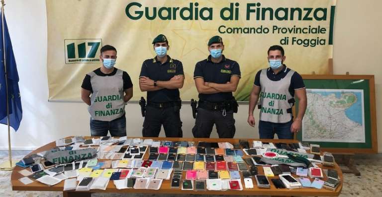 FINANZA: CONTRAFFAZIONE E ABUSIVISMO COMMERCIALE. 4.400 ARTICOLI FALSI, 5 DENUNCIATI