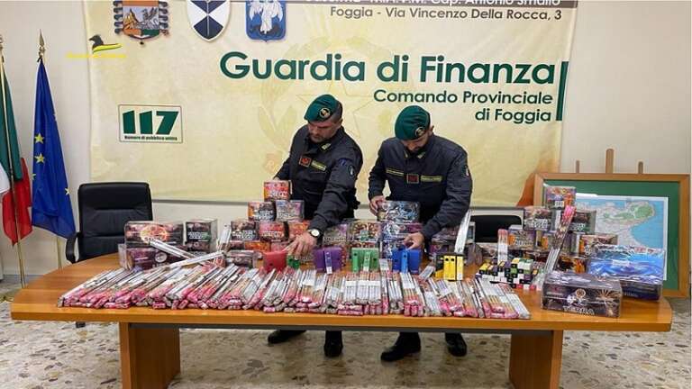 GDF FOGGIA: SEQUESTRATI OLTRE 800 FUOCHI D’ARTIFICIO E 100 SIGARETTE ELETTRONICHE ILLEGALI