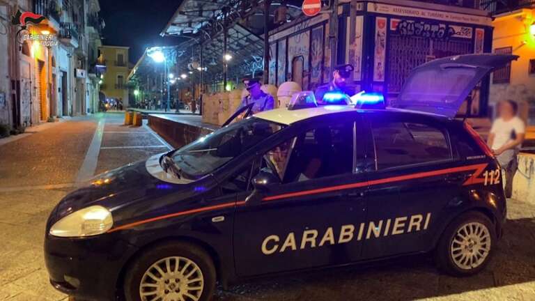 ACCOLTELLARONO E RAPINARONO UN MILITARE IN PIENO CENTRO, MISURA CAUTELARE NEI CONFRONTI DI TRE GIOVANI