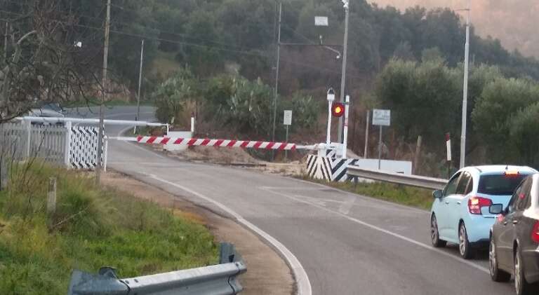 SAN NICANDRO, DISAGI AL PASSAGGIO A LIVELLO PER L’APERTURA DELLE SBARRE