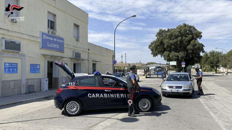 CARABINIERI DONANO ALLA CARITAS ALIMENTI RINVENUTI IN UN CASOLARE ABBANDONATO