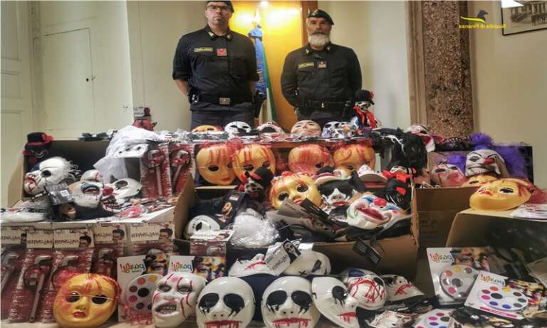 FINANZA: SEQUESTRATI OLTRE 2.000 ARTICOLI E GADGET VARI COMMERCIALIZZATI PER LA FESTA DI HALLOWEEN