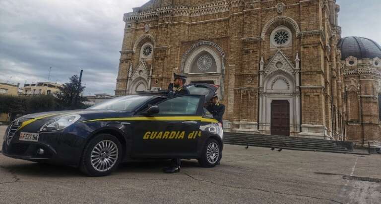 GUARDIA DI FINANZA: SCOPERTO COIFFEUR E CENTRO ESTETICO COMPLETAMENTE IN NERO SCOPERTO