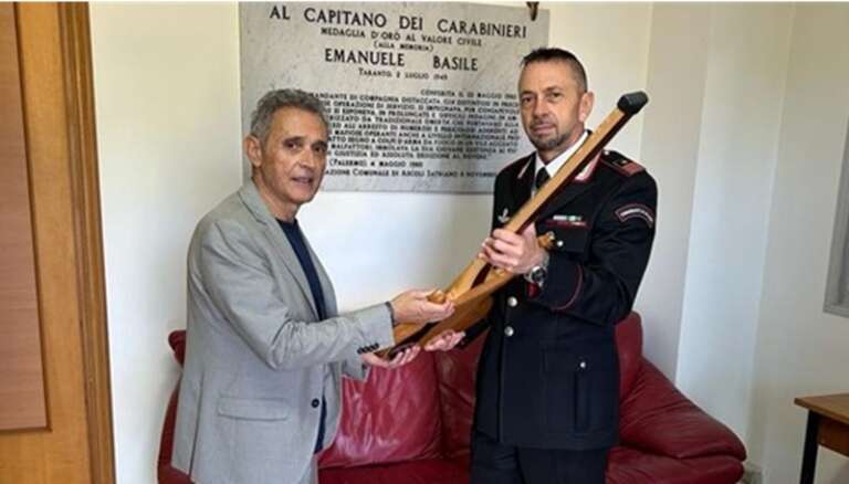 ASCOLI SATRIANO: RITROVATO DAI CARABINIERI IL BASSO ELETTRICO RUBATO A FAZZI RENZO DE “I COLLAGE”