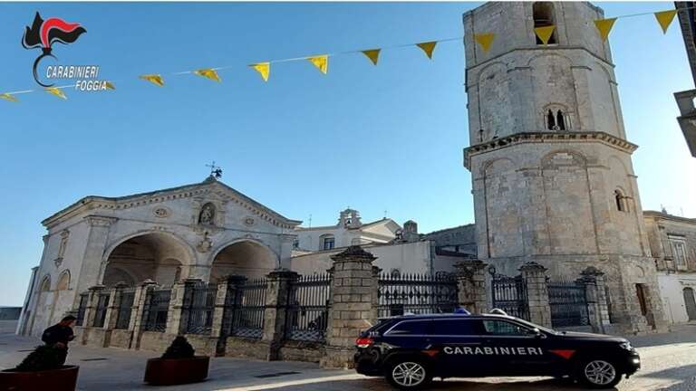 SPACCIAVA NASCONDENDO DROGA NEL MURO DEL BELVEDERE, ARRESTATO DAI CARABINIERI