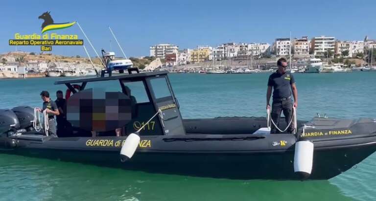 MILITARI DELLA GUARDIA DI FINANZA DI VIESTE SOCCORRONO UNA FAMIGLIA DI TURISTI A VIESTE