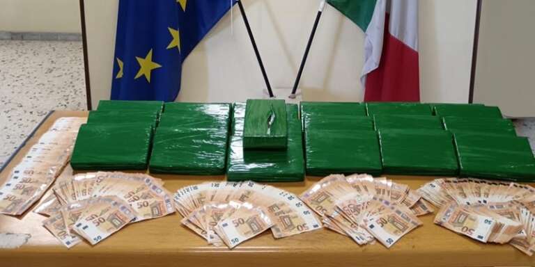 ARRESTATE 3 PERSONE PER DETENZIONE AI FINI DI SPACCIO DI 25 KG DI COCAINA