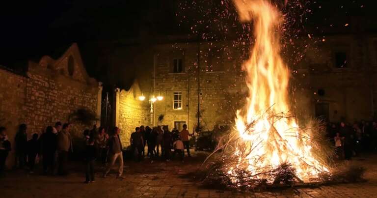 HALLOWEEN O FOCACOSTE? IN PUGLIA LA LUCE VINCE SULLE TENEBRE