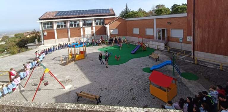 ORSARA, COMPLETATO IL PARCO GIOCHI INCLUSIVO NEL CORTILE INTERNO DELLA SCUOLA